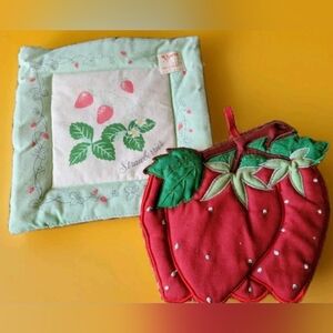 Town & Country Linen NY Strawberry Kitchen Linens Pot Pad Holder Lot Of 2 Vtg